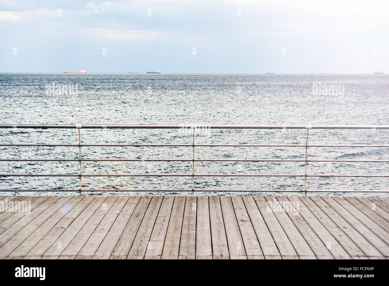 hölzerne Pier und Blick aufs Meer Stockfoto