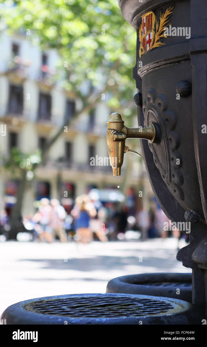 Wasser-Trinkbrunnen auf Les Rambles, Ciutat Vella Bezirk, Barcelona, Spanien. Stockfoto