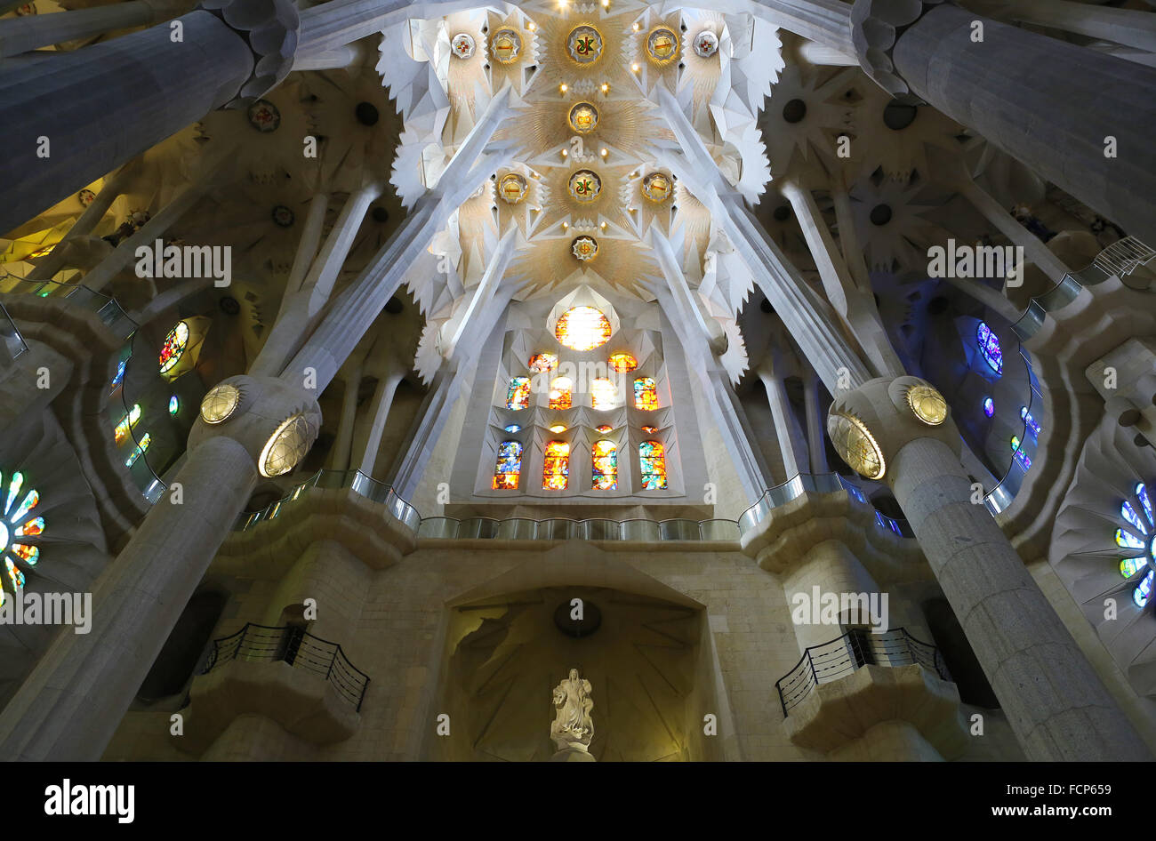 Decke der Basilika Sagrada Familia, Barcelona, Spanien. Stockfoto