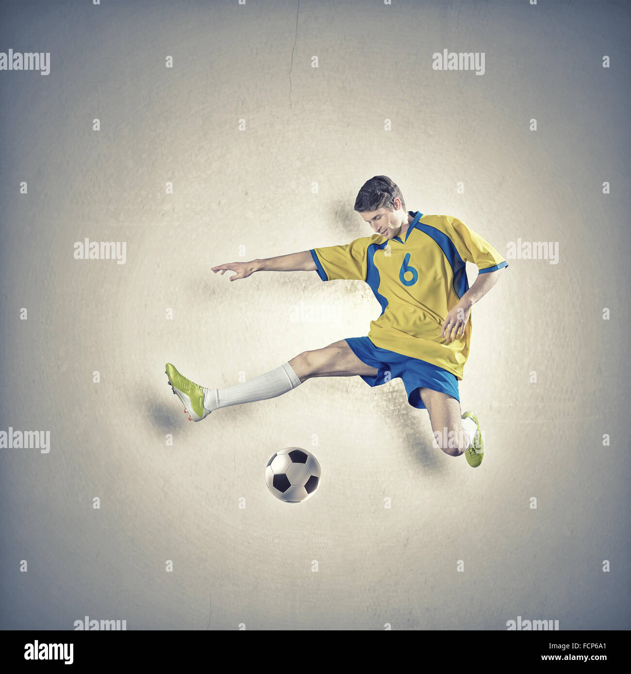 Gut aussehend männlichen Fußballspieler springen, um den Ball zu schlagen Stockfoto