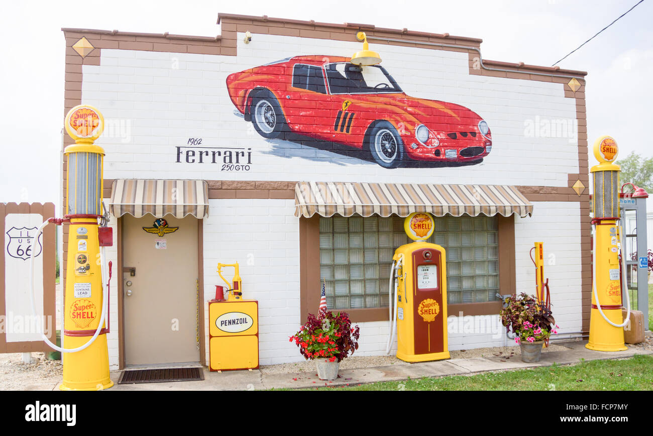Landmark restauriert Route 66 Garage Dwight mit alten Shell Pumpen Pennzoil Ölpumpe und Ferrari Wandbild an der Fassade. Stockfoto