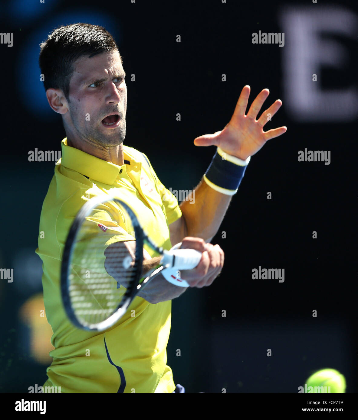 Melbourne, Australien. 24. Januar 2016. Serbiens Novak Djokovic konkurriert gegen Gilles Simon von Frankreich während der 4. Runde der Herren Einzel bei den Australian Open Tennis Championships in Melbourne, Australien, 24. Januar 2016. © Bi 明明/Xinhua/Alamy Live-Nachrichten Stockfoto