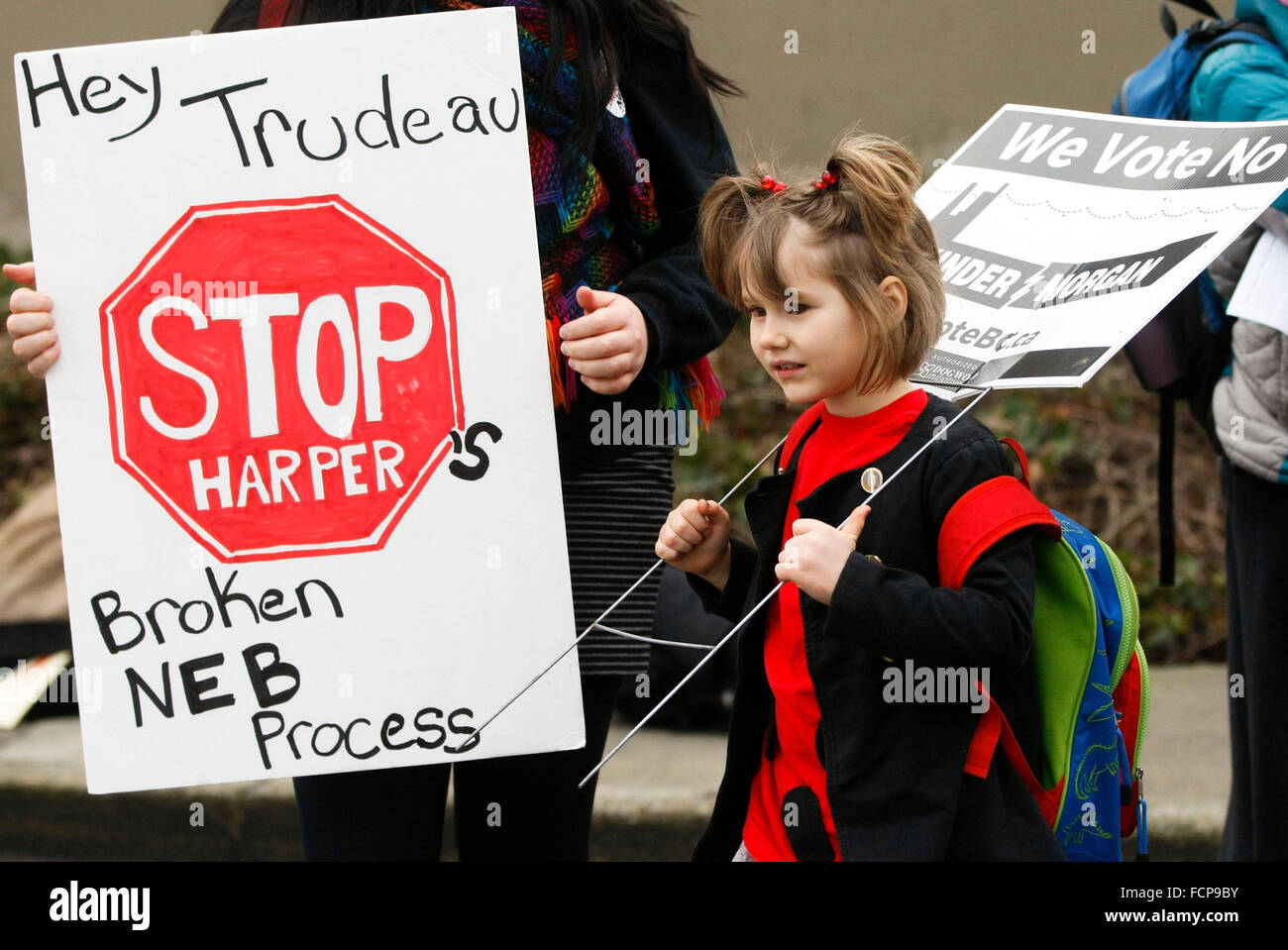 Vancouver, Kanada. 23. Januar 2016. Ein Kind beteiligt sich an einer Kundgebung in Vancouver, Kanada, 23. Januar 2016. Hunderte von Menschen inszeniert einen Protest gegen die Pipeline-Expansion in Britisch-Kolumbien. © Liang Sen/Xinhua/Alamy Live-Nachrichten Stockfoto