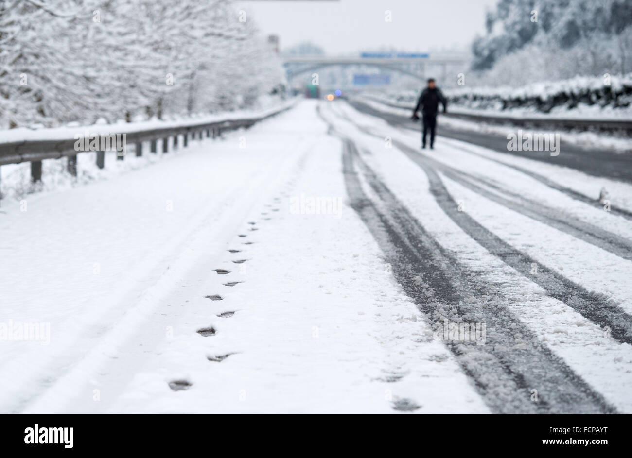 Chongqing. 24. Januar 2016. Foto aufgenommen am 24. Januar 2016 zeigt die verschneiten Autobahn in Südwest-China Chongqing. Bildnachweis: Liu Chan/Xinhua/Alamy Live-Nachrichten Stockfoto