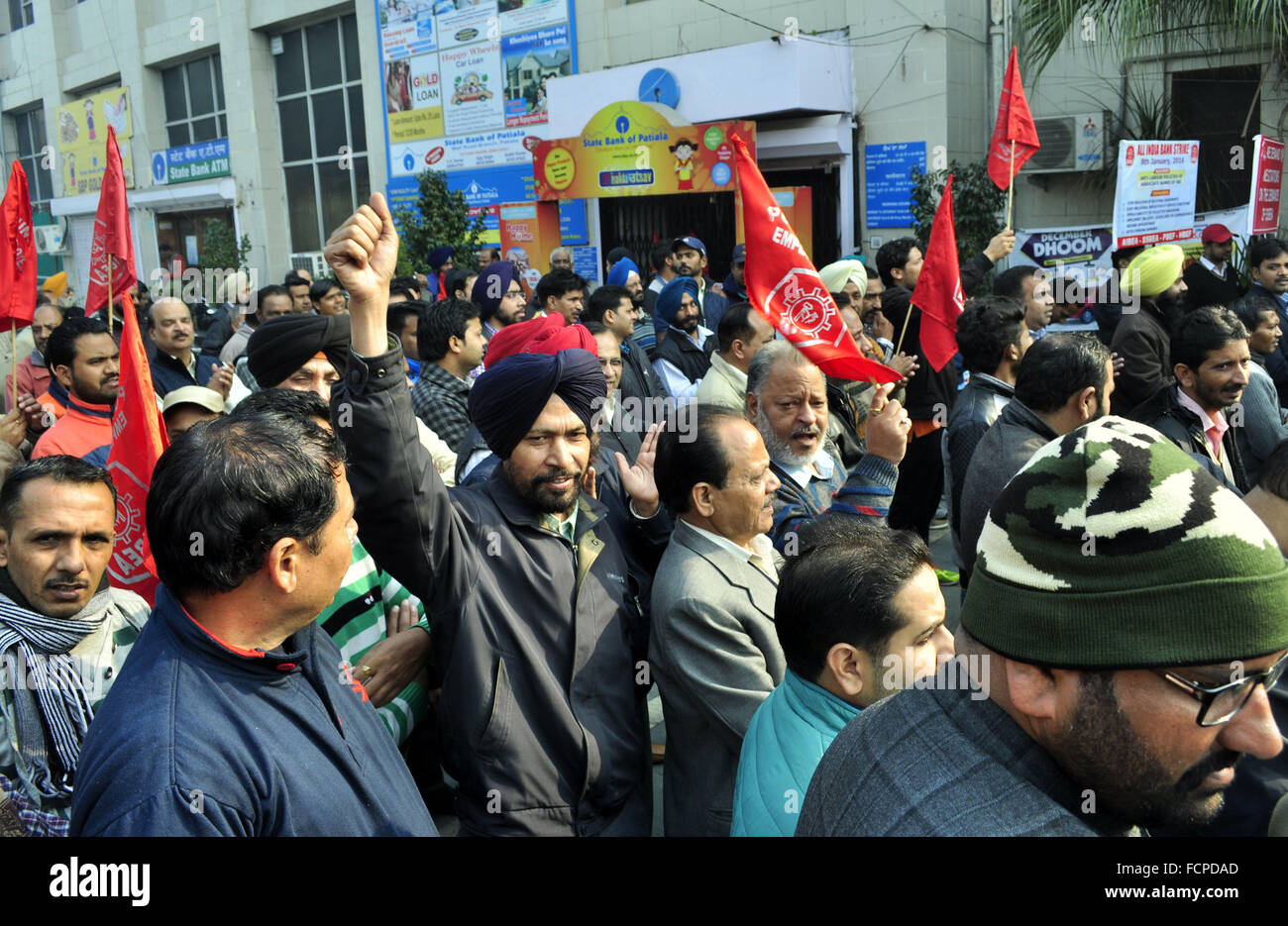 Punjab, Indien. 8. Januar 2016. Mitglieder des Punjab Bankangestellten Verband und Haryana Bankangestellten Verband hält einen Protest während der Nation wide'All Indien Bank Strike "vor S.B.P Hauptsitz, auf 8/1/2016.The Mitarbeiter gegen einseitige Änderung der Einsatzbedingungen von Associate Banken protestieren, Verweigerung der mitfühlende Termine und Denial-of-Zunahme des Wohnungsbaus nur Arbeiter und andere offene Fragen zu begleichen. Rajesh Sachar © / pazifische Presse/Alamy Live News Stockfoto