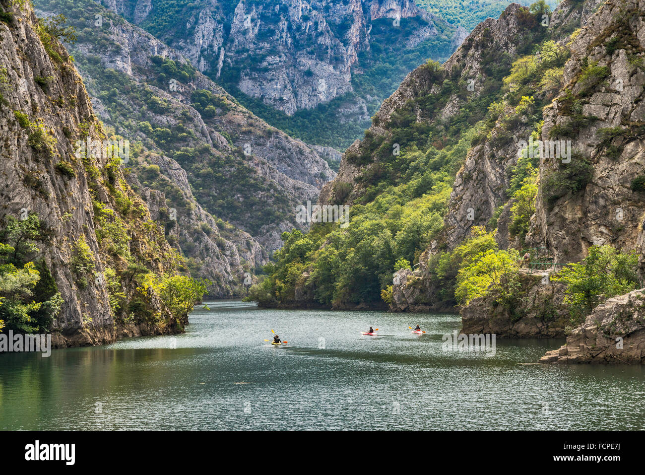 Kajakfahrer an Matka See in Matka Canyon in der Nähe von Skopje, Mazedonien Republik Nördlich Stockfoto
