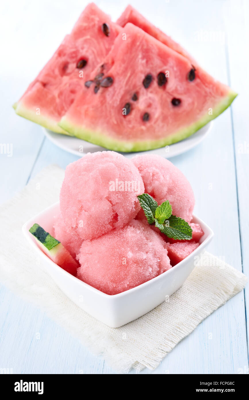 Wassermelonen-Eis, verziert mit Minze Stockfoto