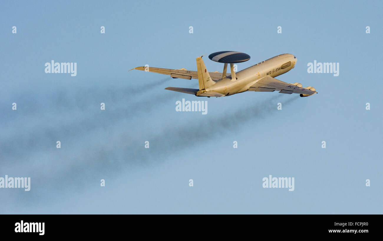 NATO E-3A Sentry in Schaltung bei Newquay Flughafen/RAF Str. Mawgan für etwa zwei Stunden am 20.01.2016 Stockfoto