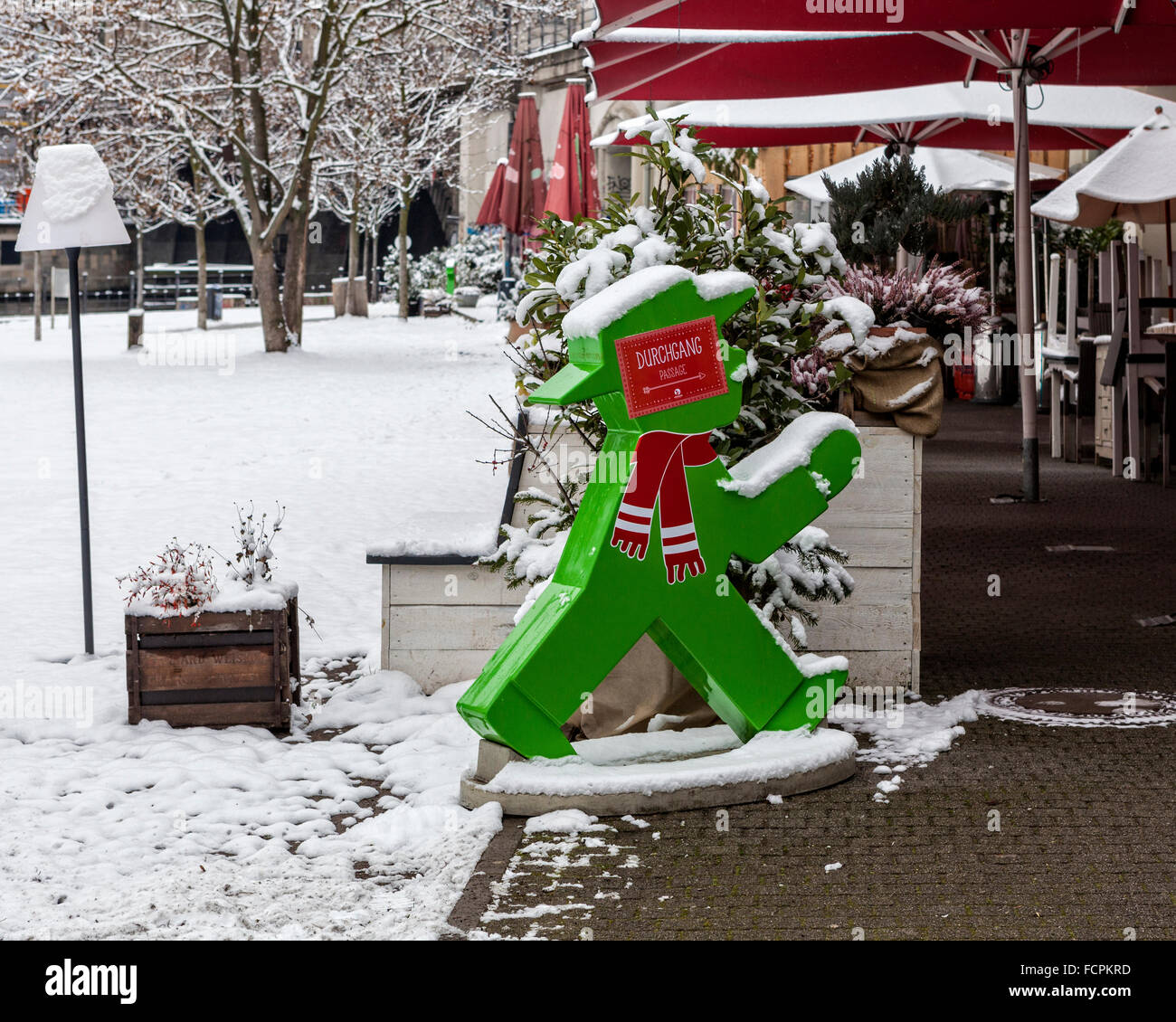 Ampelmann-Logo mit Schal & einen winterlichen Schneedecke vor einem Restaurant in Berlin Stockfoto