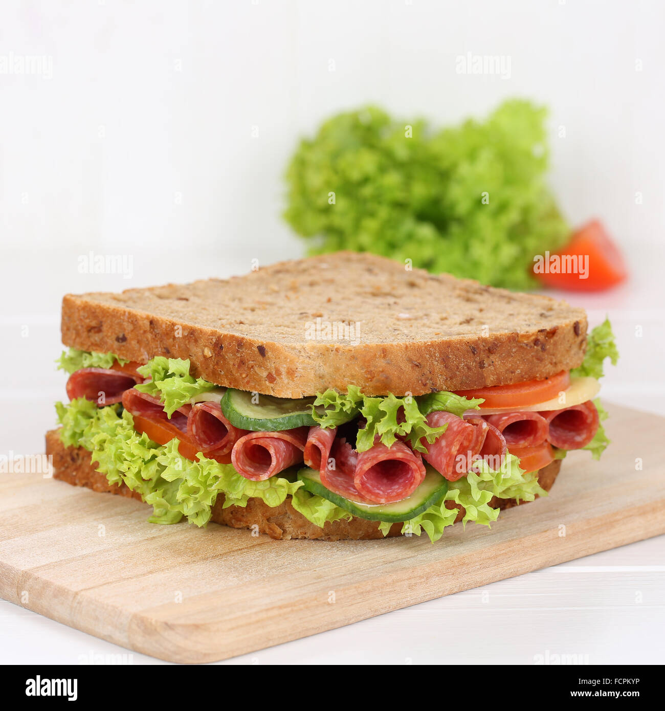Gesundes Essen Sandwich Toastbrot zum Frühstück mit Salami, Käse ...