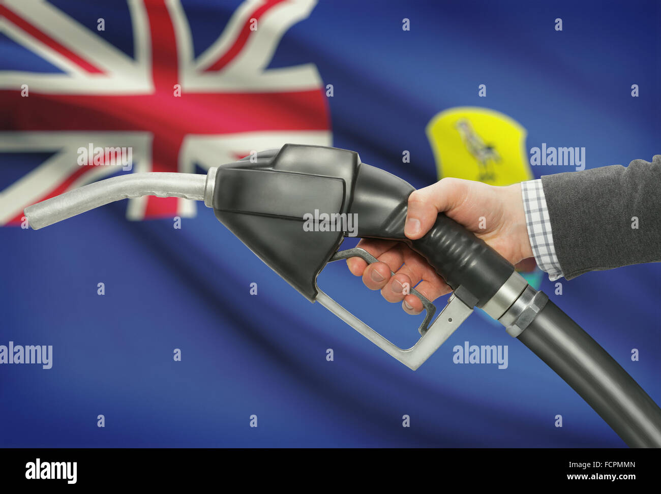 Kraftstoff Pumpe Düse in der hand mit Flagge auf Hintergrund - St. Helena Stockfoto