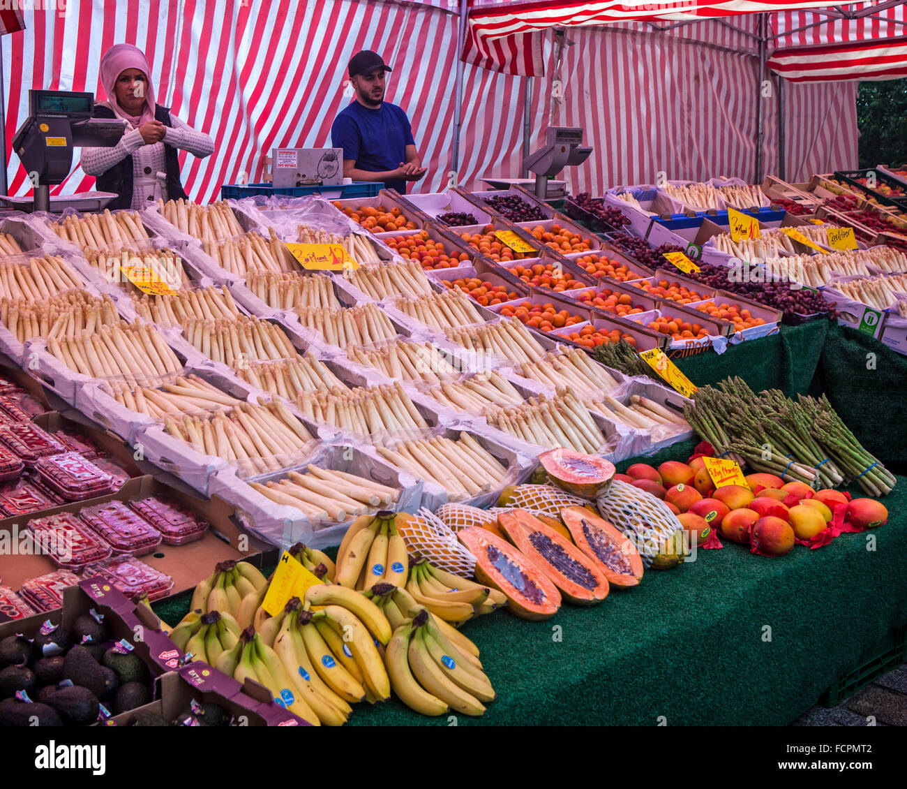 Berliner Straße Markt, Hackescher Markt. Stall verkaufen Obst und Gemüse Stockfoto
