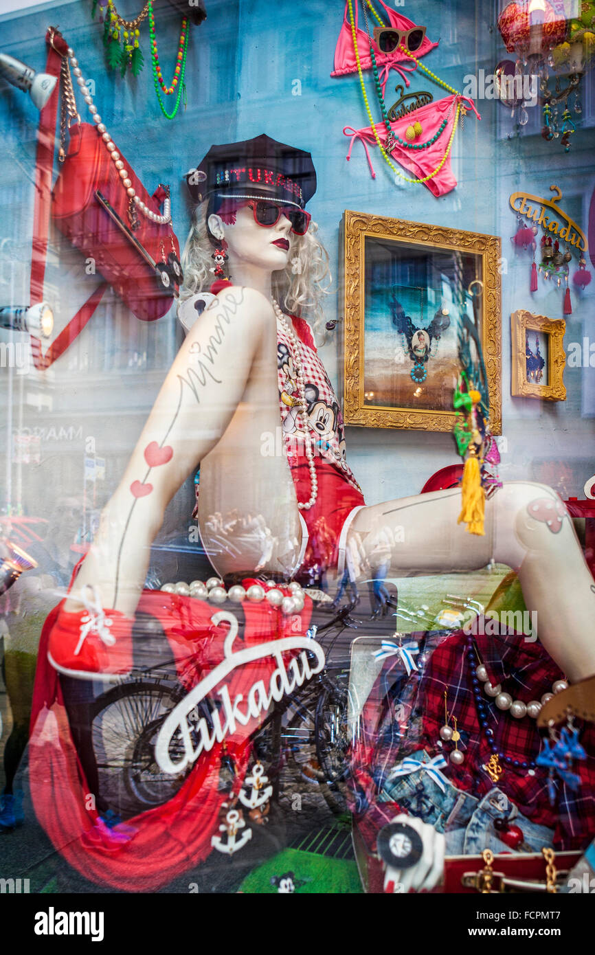 Berlin Tukadu Perlen schrulligen Schaufenster anzeigen, Schaufensterpuppe in Schirmmütze Stockfoto