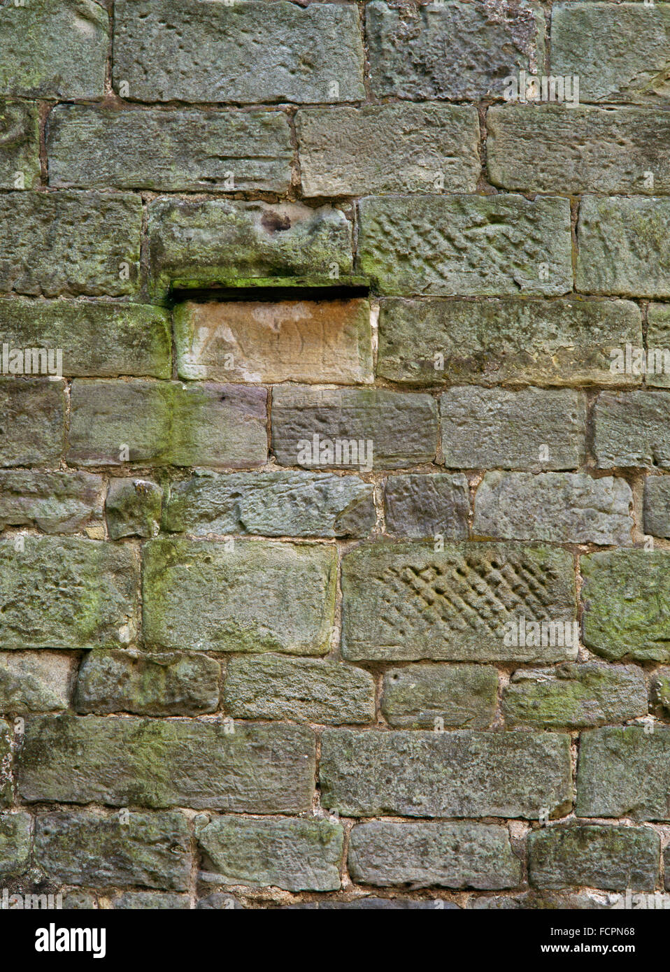 Äußere Detail der N-Wand des C7th Schiff der Escomb sächsischen (Anglian) Kirche, gebaut aus Steinen vom Binchester Roman Fort. Stockfoto