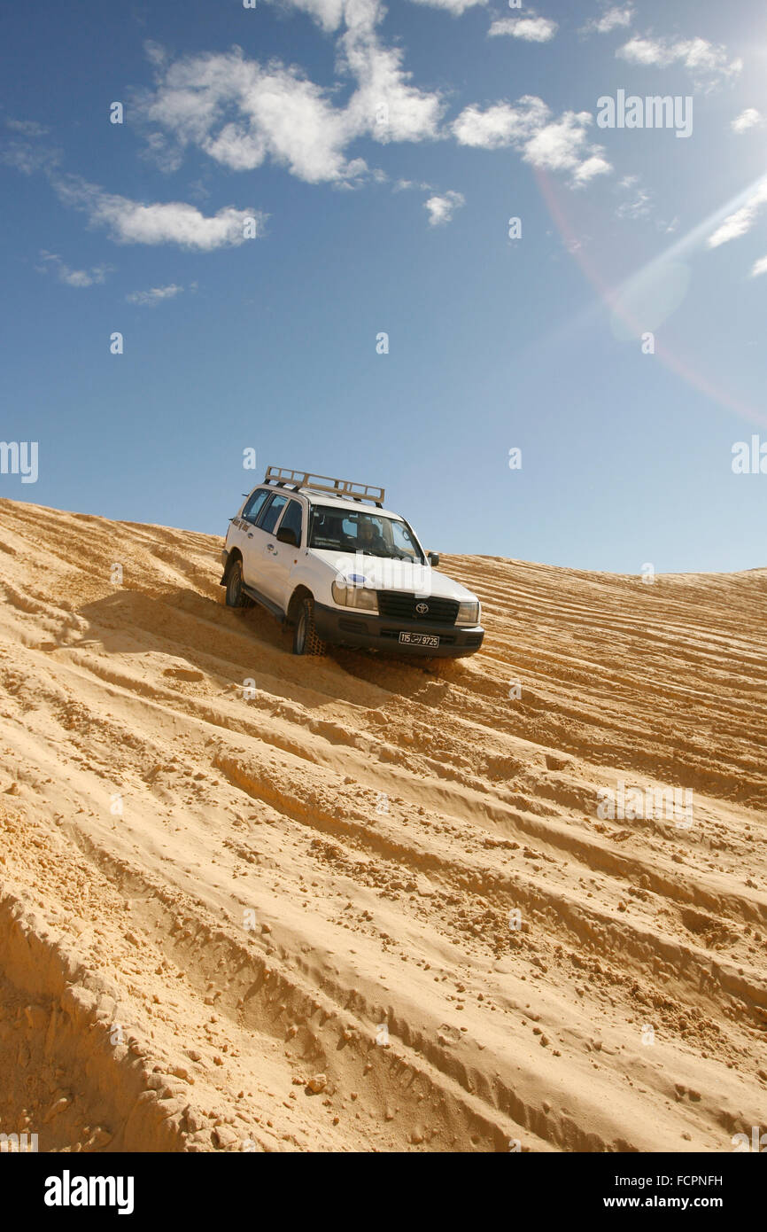 Jeep-Safari in die Dünen der Sahara-Wüste in Süd-Tunesien, Afrika. Stockfoto