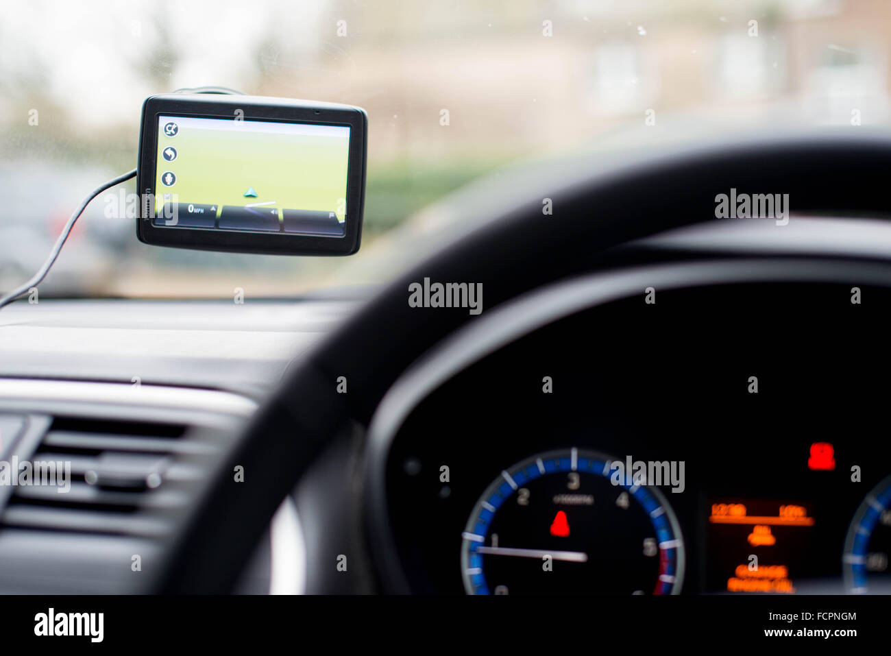 Ein "Tomtom" Satelliten-Navigationssystem (Navi) oder GPS-eingerichtet in einem Auto. Stockfoto