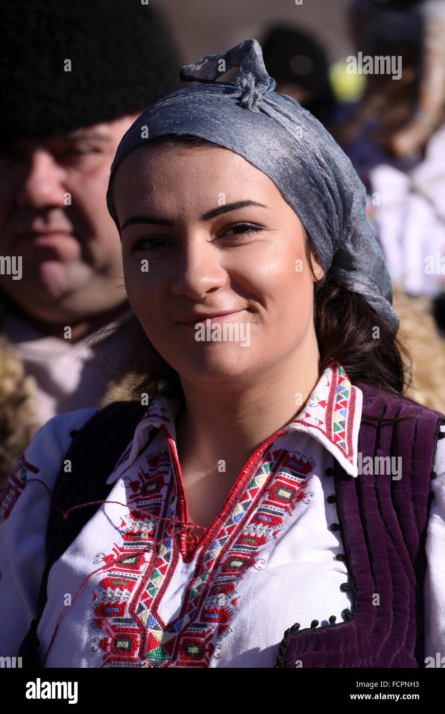 Bulgarien - 31. Januar 2015: Frau im traditionellen Maskenball Kostüm gesehen, bei der das internationale Festival der Maskerade Gam Stockfoto