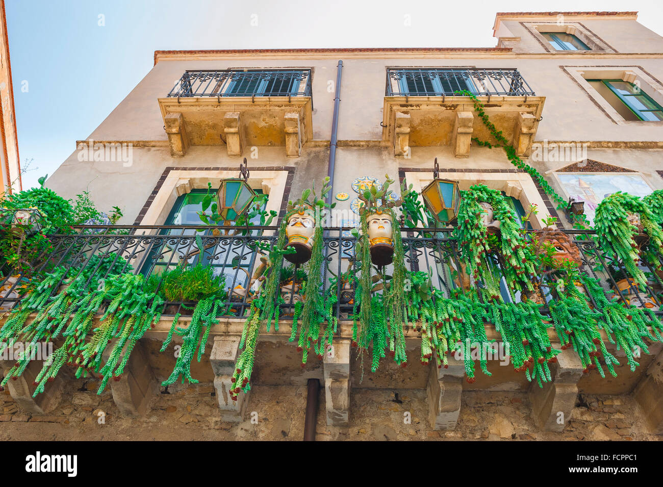 Balkon Taormina, eine bunte Darstellung von Pflanzen und Keramik auf einer Wohnung Balkon in Taormina, Sizilien. Stockfoto