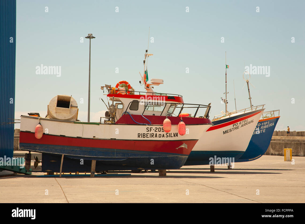 Fischtrawler im Hafen von Vila Franca do Campo. Insel Sao Miguel, Azoren, Portugal. Stockfoto