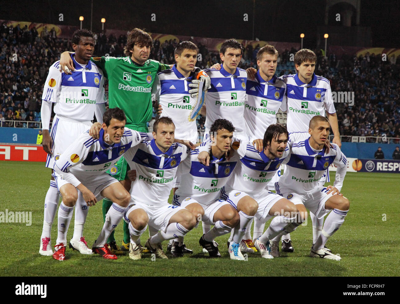 Kiew, UKRAINE - 7. April 2011: FC Dynamo Kyiv Team Pose für ein Gruppenfoto vor der UEFA Europa League-Spiel gegen SC Braga am Apr Stockfoto