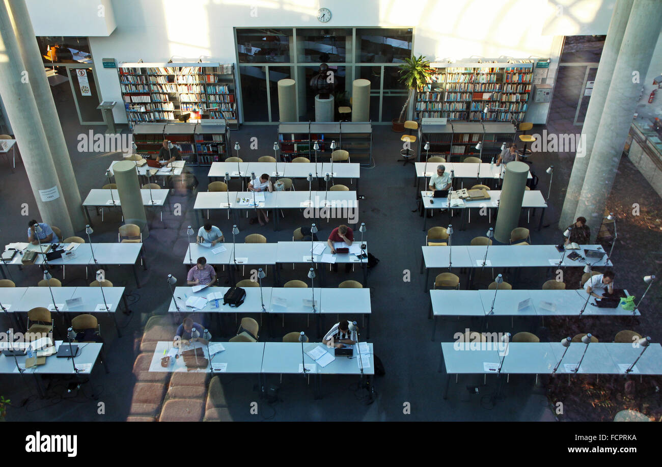 Bibliothek der Universität Warschau (Polnisch: Biblioteka Gebäude w Warszawie). Blick vom Botanischen Garten, durch das Glasdach Stockfoto