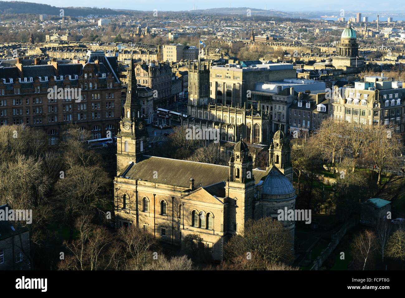 Kirche von St. Cuthbert und St. Johns Episcopal Church, Edinburgh, Schottland. Blick vom Edinburgh Castle im Winter Stockfoto
