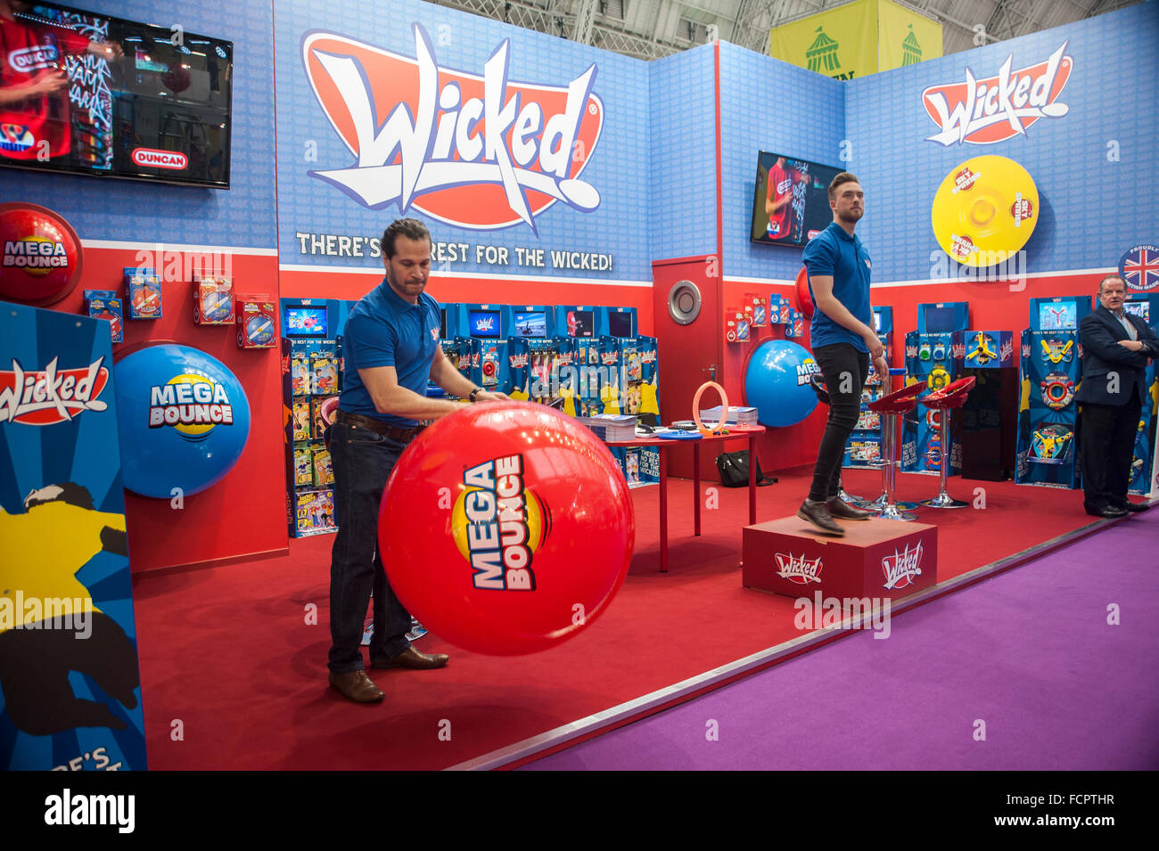 London, UK.  24. Januar 2016. Interaktives Spielzeug auf dem Wicked stehen, als Besucher in der Londoner Olympia zur Eröffnung der diesjährigen Spielwarenmesse zu, die einzige dedizierte Spielzeug, Spiel und Hobby-Ausstellung im Vereinigten Königreich sammeln.  Präsentiert von der britischen Toy and Hobby Association, zu sehen sind die neuen und innovativen Linien und müssen Produkte für die nächsten 12 Monate. Bildnachweis: Stephen Chung / Alamy Live News Stockfoto
