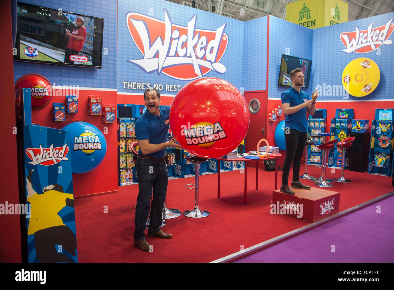 London, UK.  24. Januar 2016. Interaktives Spielzeug auf dem Wicked stehen, als Besucher in der Londoner Olympia zur Eröffnung der diesjährigen Spielwarenmesse zu, die einzige dedizierte Spielzeug, Spiel und Hobby-Ausstellung im Vereinigten Königreich sammeln.  Präsentiert von der britischen Toy and Hobby Association, zu sehen sind die neuen und innovativen Linien und müssen Produkte für die nächsten 12 Monate. Bildnachweis: Stephen Chung / Alamy Live News Stockfoto
