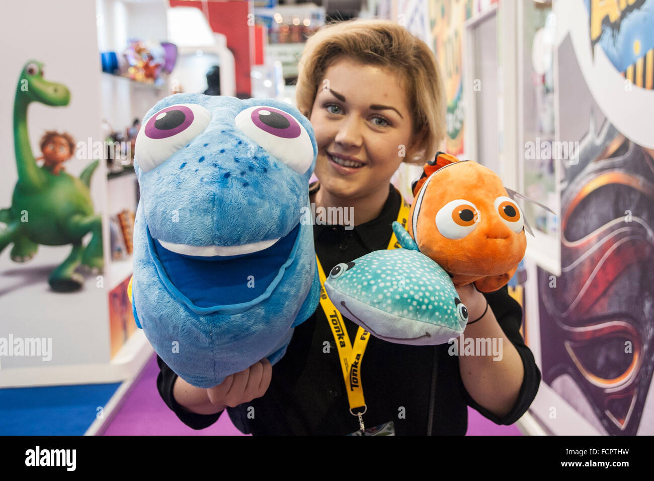 London, UK.  24. Januar 2016. Schicke Pfoten präsentiert Stofftiere im Zusammenhang mit dem kommenden Finding Dory-Film in der Londoner Olympia zur Eröffnung der diesjährigen Spielwarenmesse die einzige dedizierte Spielzeug, Spiel und Hobby-Ausstellung im Vereinigten Königreich.  Präsentiert von der britischen Toy and Hobby Association, zu sehen sind die neuen und innovativen Linien und müssen Produkte für die nächsten 12 Monate. Bildnachweis: Stephen Chung / Alamy Live News Stockfoto