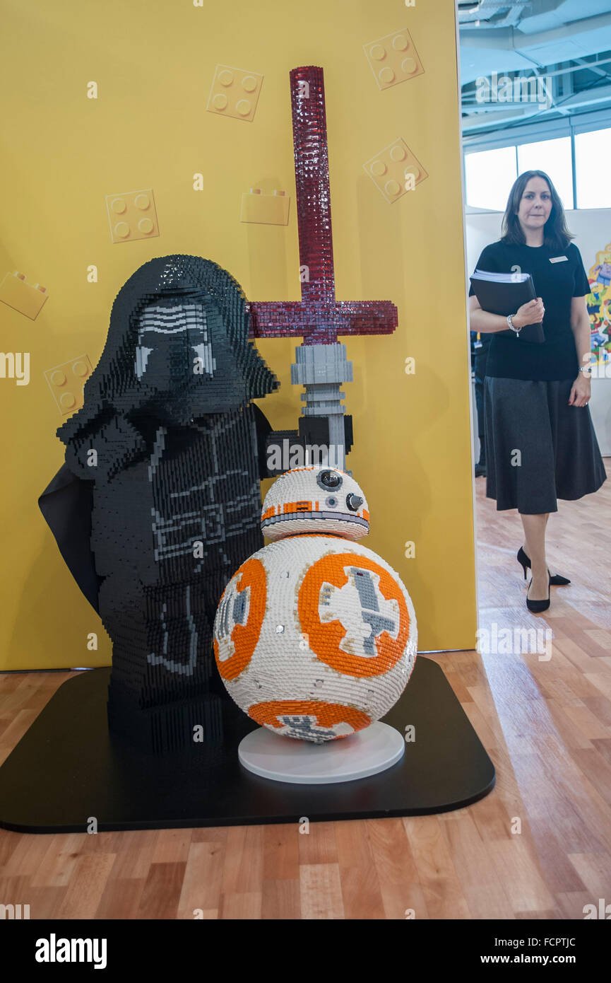 London, UK.  24. Januar 2016. LEGO stellt ein Star Wars Kylo-Ren und BB-8 Zeichen in der Londoner Olympia zur Eröffnung der diesjährigen Spielwarenmesse, die einzige dedizierte Spielzeug, Spiel und Hobby-Ausstellung im Vereinigten Königreich.  Präsentiert von der britischen Toy and Hobby Association, zu sehen sind die neuen und innovativen Linien und müssen Produkte für die nächsten 12 Monate. Bildnachweis: Stephen Chung / Alamy Live News Stockfoto
