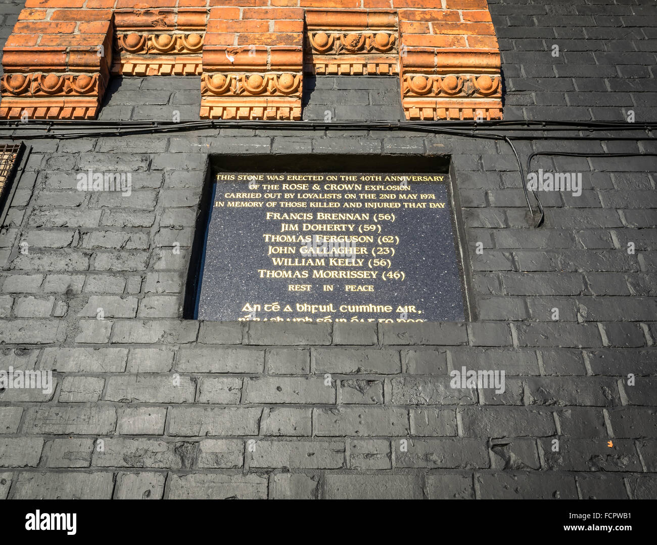 Gedenktafel für die Opfer der Rose & Krone bar Bombenanschlag auf Belfasts Ormeau Road. Stockfoto