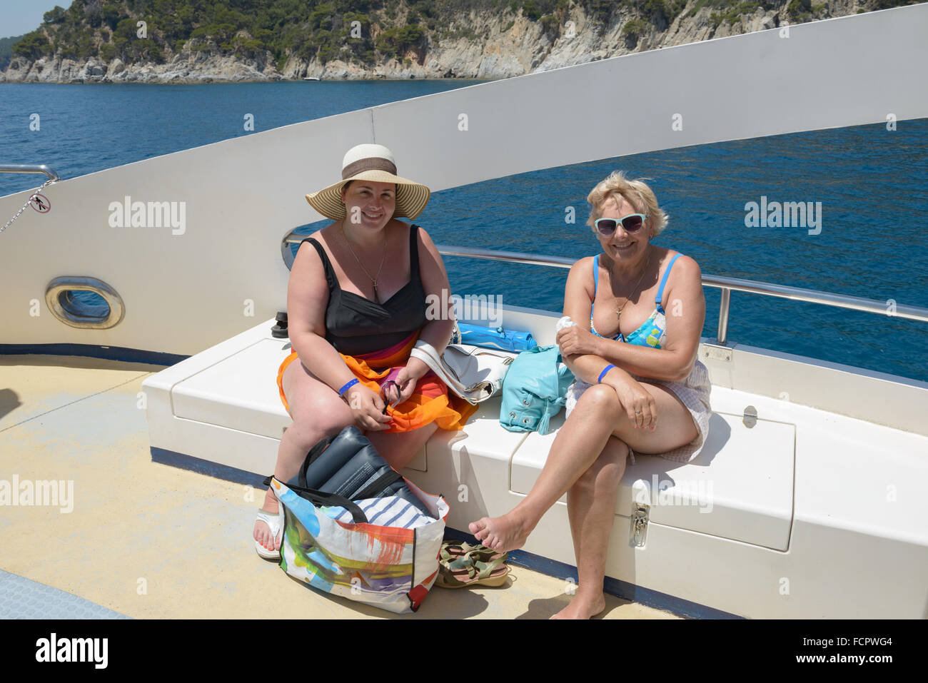 Porträt von senior Frau und ihre Tochter auf dem Deck der Trimaran, der in der Nähe Küste Costa Brava, Spanien geht. Stockfoto