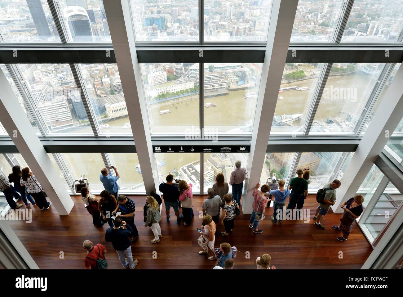 Zuschauer auf der Aussichtsplattform des The Shard, London Stockfoto
