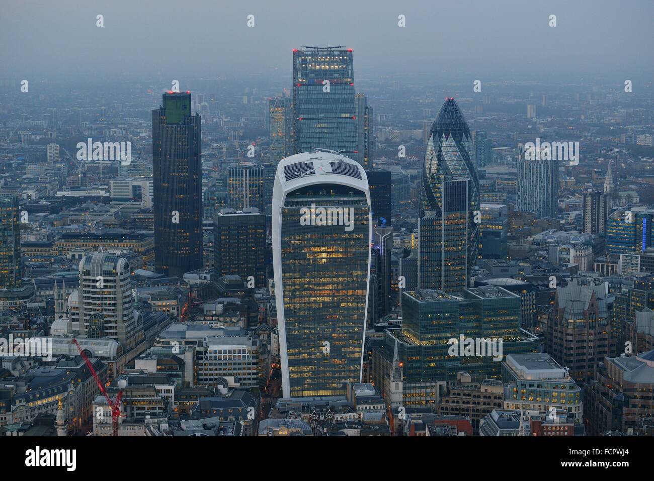 Blick auf die City of London von The Shard in der Abenddämmerung Stockfoto