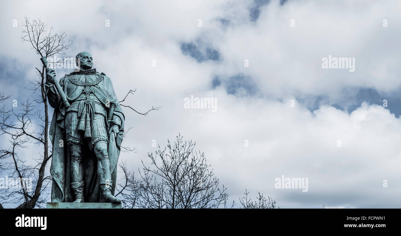 Castle Rock, Wolken, blauer Himmel, Castle, City of Edinburgh, Denkmal, Firth of Forth, Grand Railway, Statue, Skulptur, Stockfoto