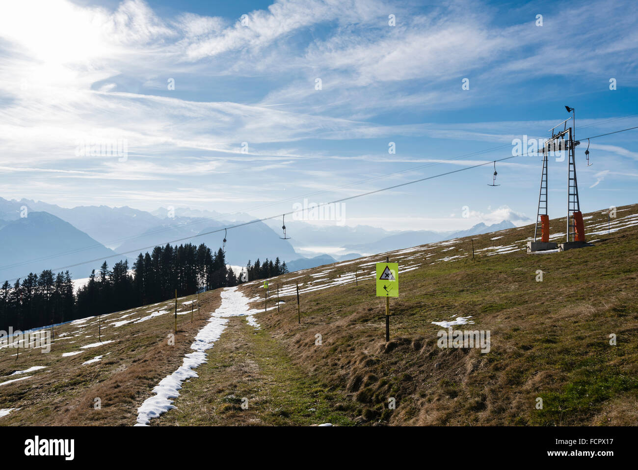Ein geschlossener Skilift auf die Rigi in der Schweiz stehen aufgrund der warmen Temperaturen im Leerlauf während der Hochsaison im Dezember 2015. Stockfoto