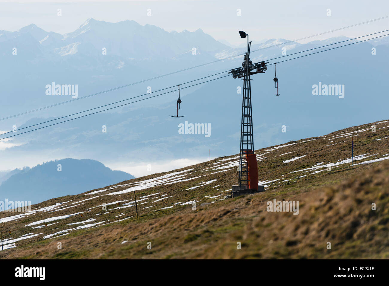 Ein geschlossener Skilift auf die Rigi in der Schweiz stehen aufgrund der warmen Temperaturen im Leerlauf während der Hochsaison im Dezember 2015. Stockfoto