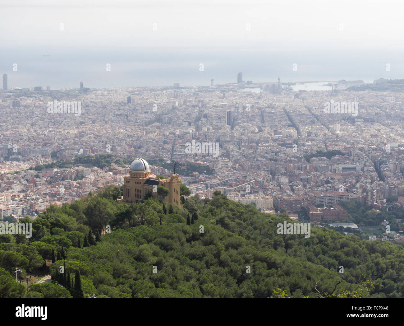 Fabra Sternwarte auf Tibidabo Berg mit Barcelona, Spanien, im Hintergrund. Stockfoto