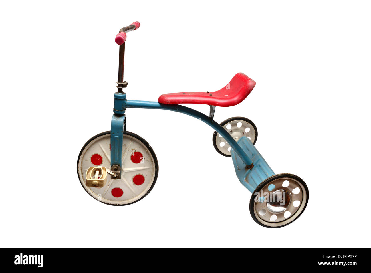 altes Dreirad kommunistischen Ära Retro-Spielzeug auf weißem Hintergrund Stockfoto