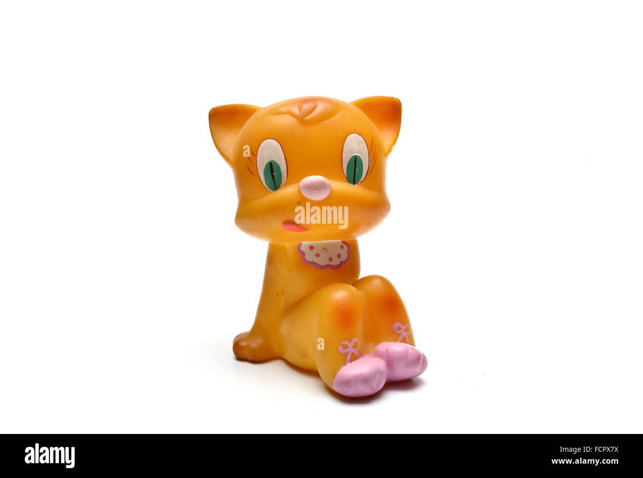 Gelbe Katze kommunistischen Ära Retro-Spielzeug auf weißem Hintergrund Stockfoto
