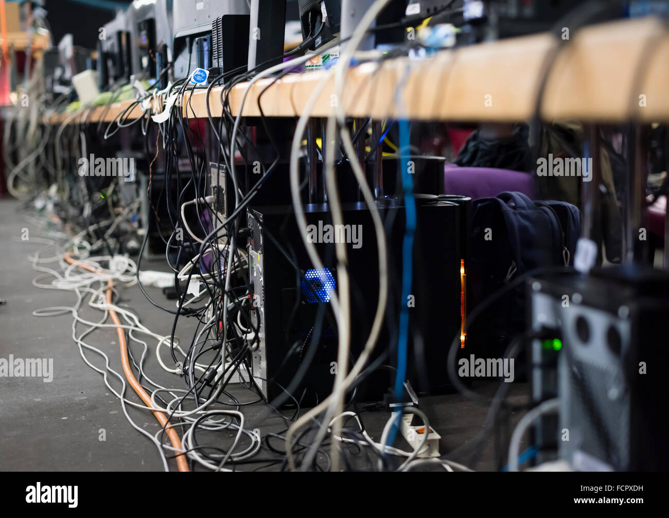 Viele Computer-Netzwerk-Kabel verbinden PCs bei NetGame, schweizweit grösste Computer Games Convention. Stockfoto