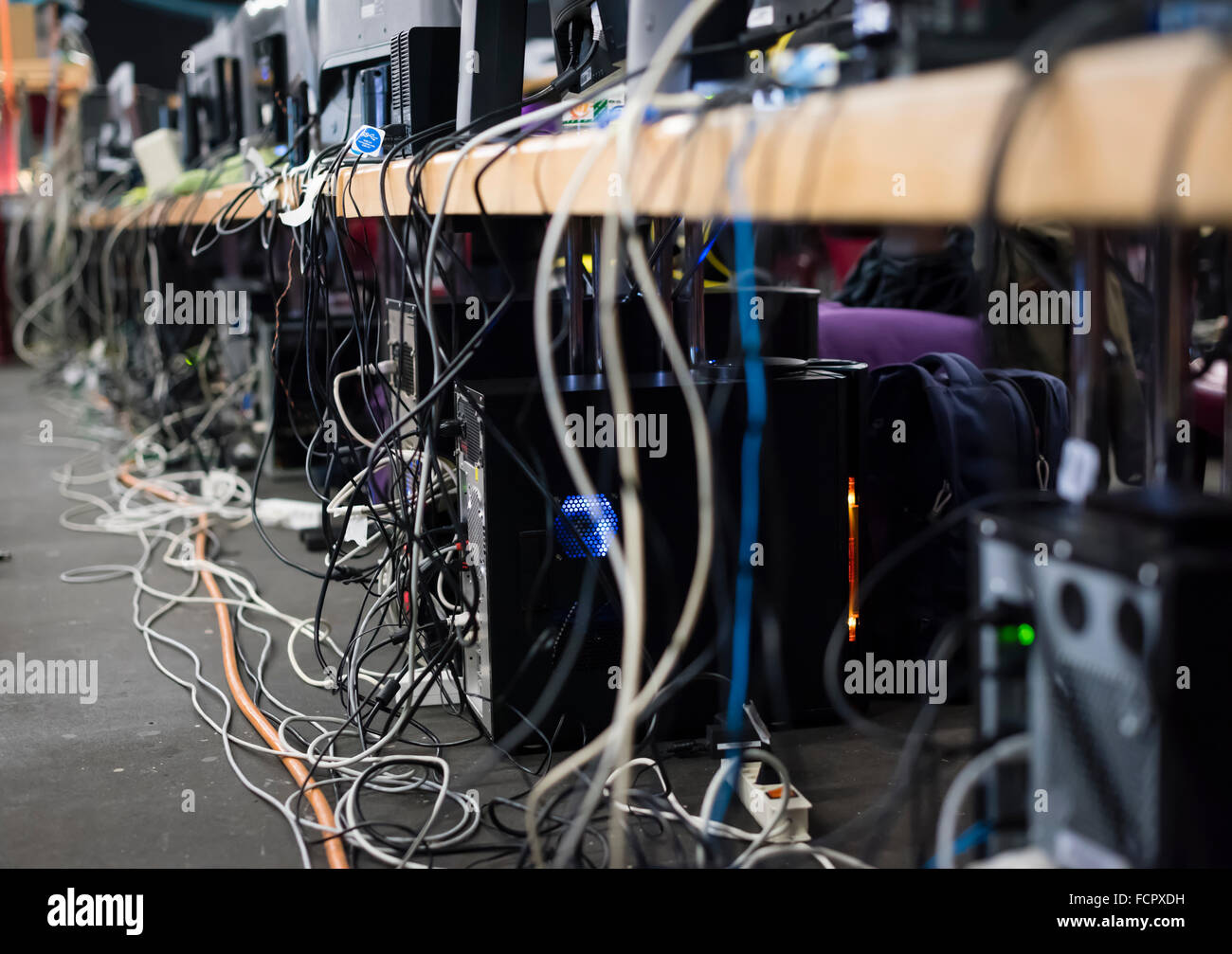 Viele Computer-Netzwerk-Kabel verbinden PCs bei NetGame, schweizweit  grösste Computer Games Convention Stockfotografie - Alamy