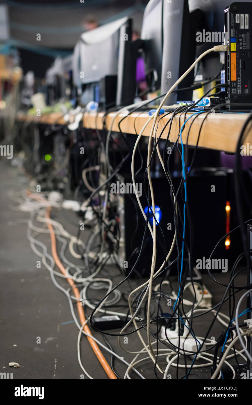 Viele Computer-Netzwerk-Kabel verbinden PCs bei NetGame, schweizweit grösste Computer Games Convention. Stockfoto