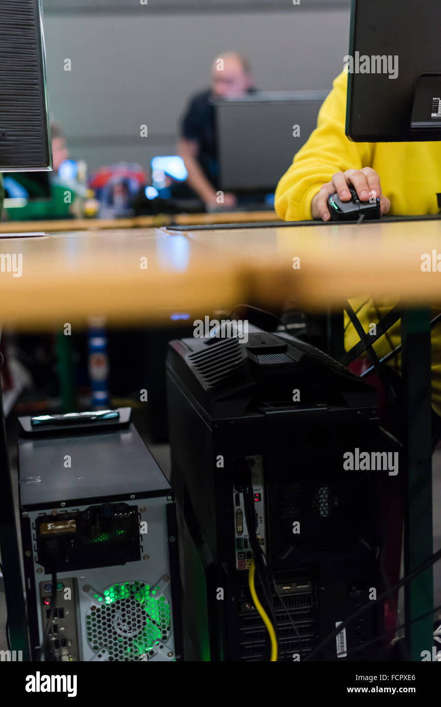 Ein Computer-game-Spieler bereitet sich auf ein Computer-game-Turnier auf der größten LAN-Party der Schweiz NetGame 2015. Stockfoto