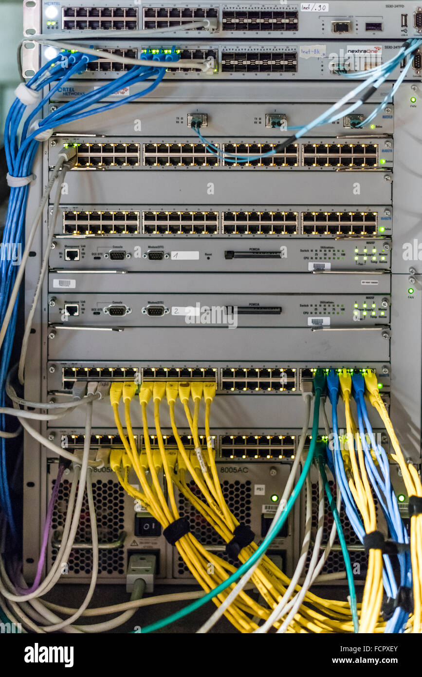 Computer Netzwerk-Router / switch mit LAN-Kabel Stockfotografie - Alamy
