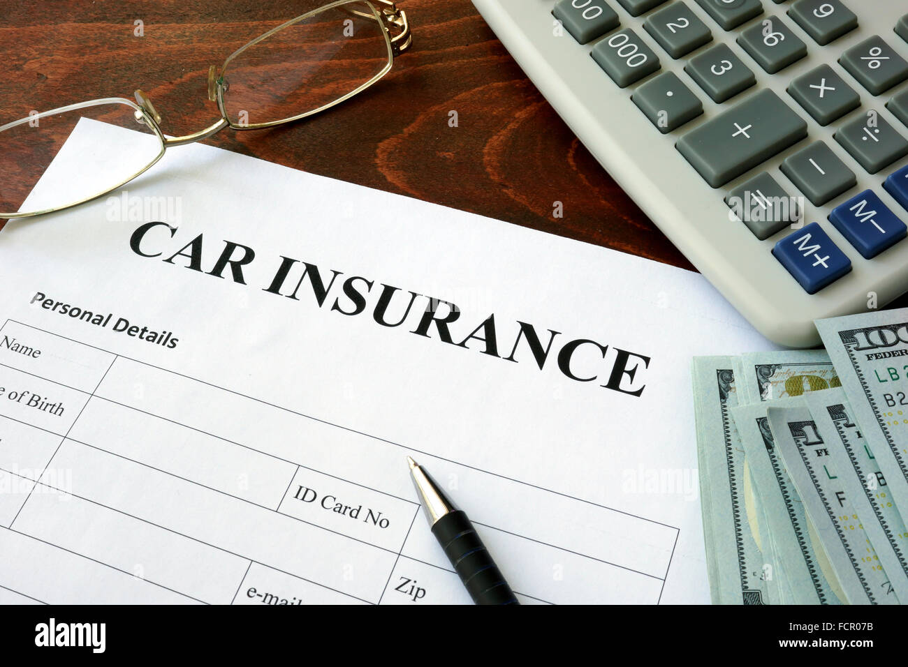 Auto Versicherung Form und US-Dollar auf den Tisch. Stockfoto
