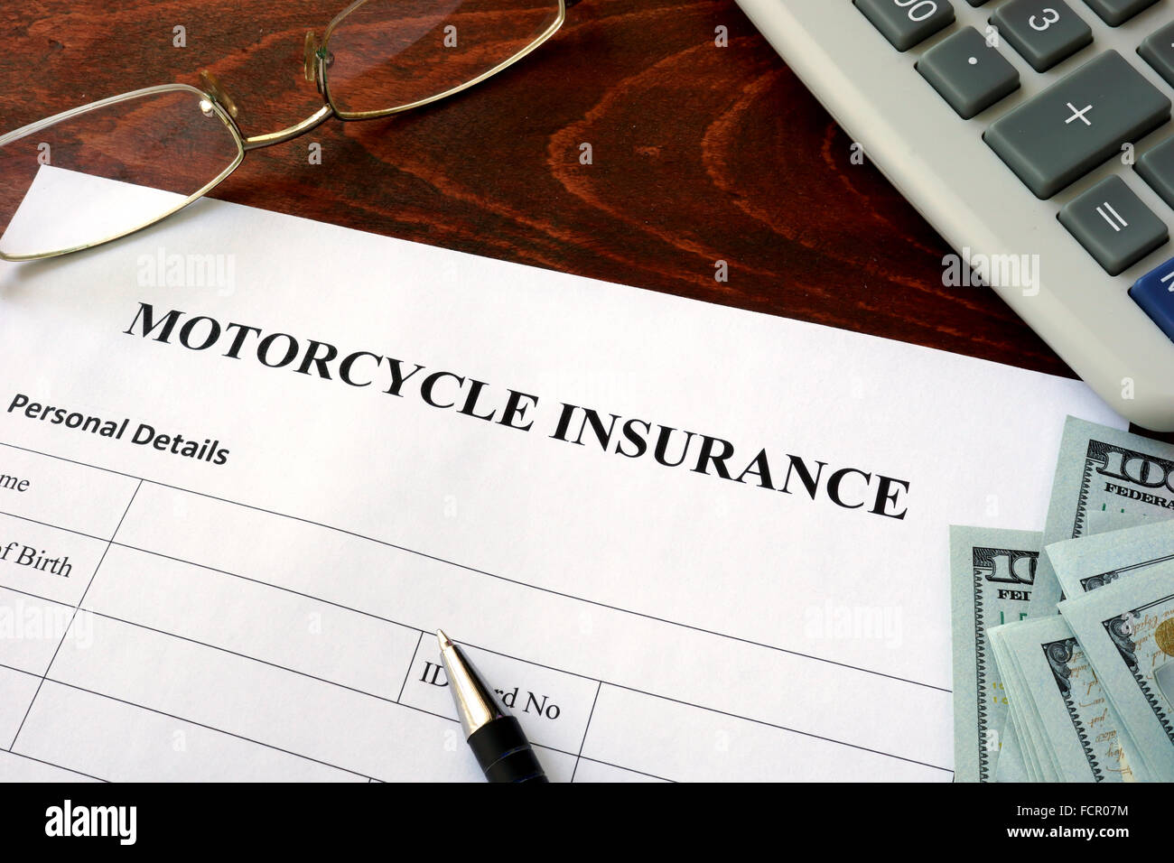 Motorrad Versicherungsformular und US-Dollar auf den Tisch. Stockfoto