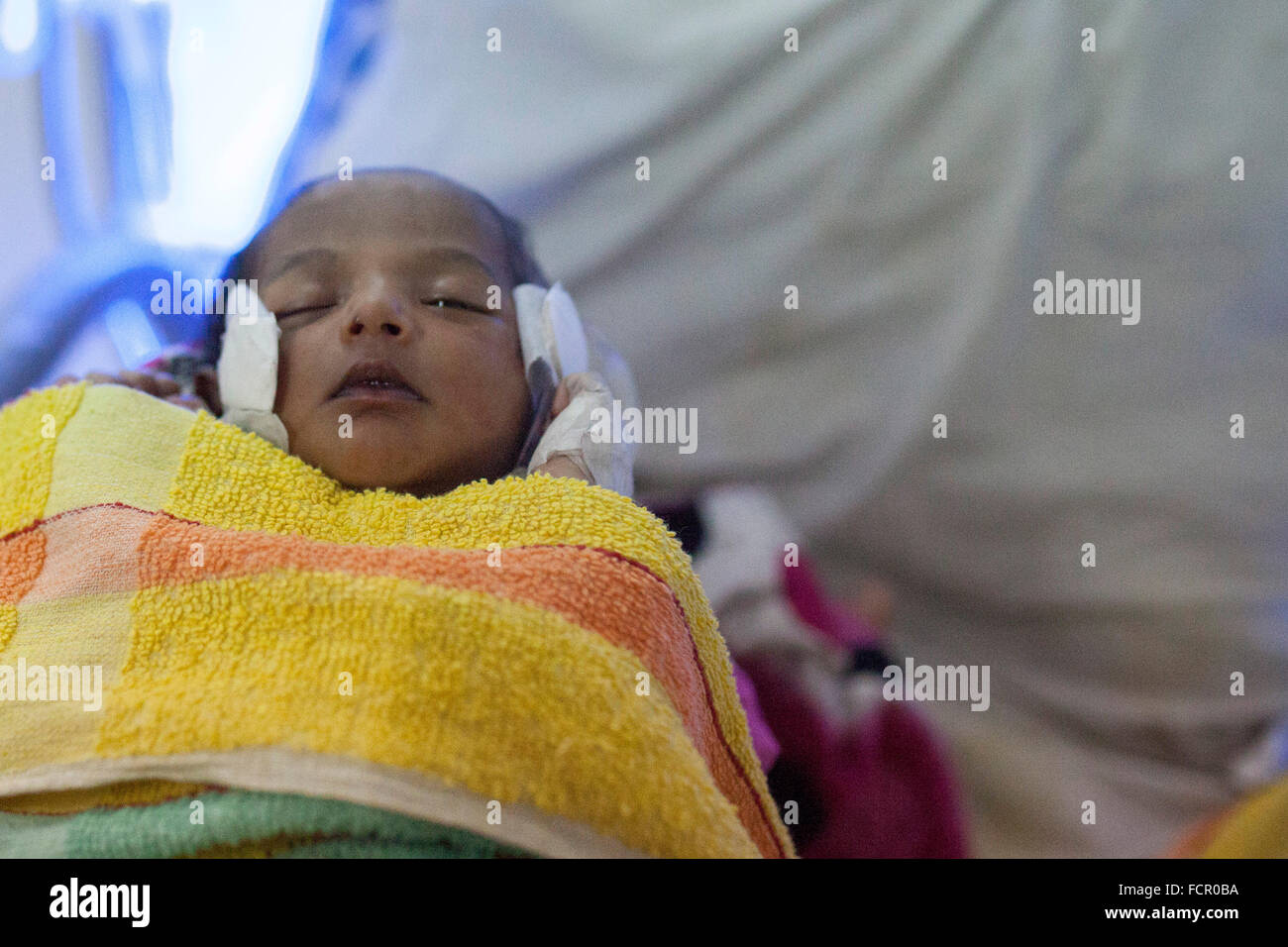 Dhaka, Bangladesch. 24. Januar 2016. Nebulises eine Mutter ihr Kind Lungenentzündung heimgesuchten Dhaka Child Hospital in Dhaka, Bangladesch am 24. Januar 2016. Ein Ansturm von kranken Kindern hat das Krankenhaus im Zuge der anhaltenden Kältewelle im Land überfüllt. Patient aus verschiedenen Bezirk aufgenommen im Krankenhaus. Mit der fröstelnde Kälte über das Land fegen leiden Tausende von Kindern, vor allem die Neugeborenen, an verschiedenen Kälte bedingte Krankheiten wie Lungenentzündung, Hirnhautentzündung, Bronchiolitis, Asthma, Fieber, Husten und Erkältung. Bildnachweis: Zakir Hossain Chowdhury Zakir/Alamy Live-Nachrichten Stockfoto