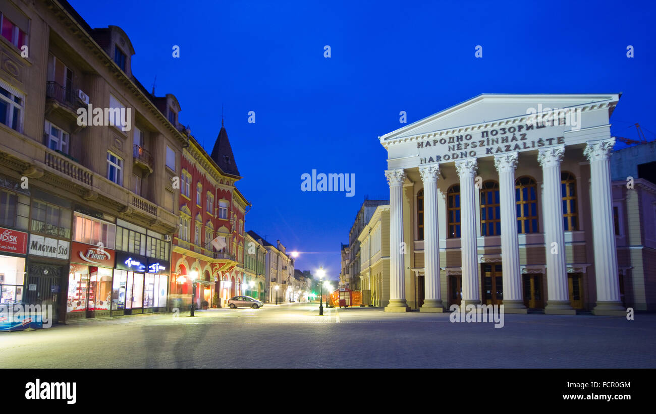 Subotica Promenade zur blauen Stunde Stockfoto