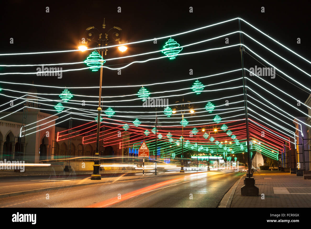 Straße in Muscat geschmückt mit Lichterketten für die Feier des 45. nationalen Tag von Oman Stockfoto